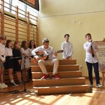 Zdjęcie przedstawiające uczniów grających na gitarze i śpiewających