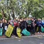 uczniowie klasy 1lb czekajacy na rozpoczęcie akcji Sprzątanie Świata