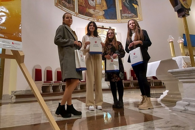 Nagrodzone uczennice w kościele pod wezwaniem Świętej Rodziny w Puławach