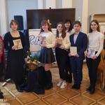 Nagrodzeni w konkursach uczniowie KEN-u wraz z opiekunkami w Sali Pompejańskiej Starostwa Powiatowego