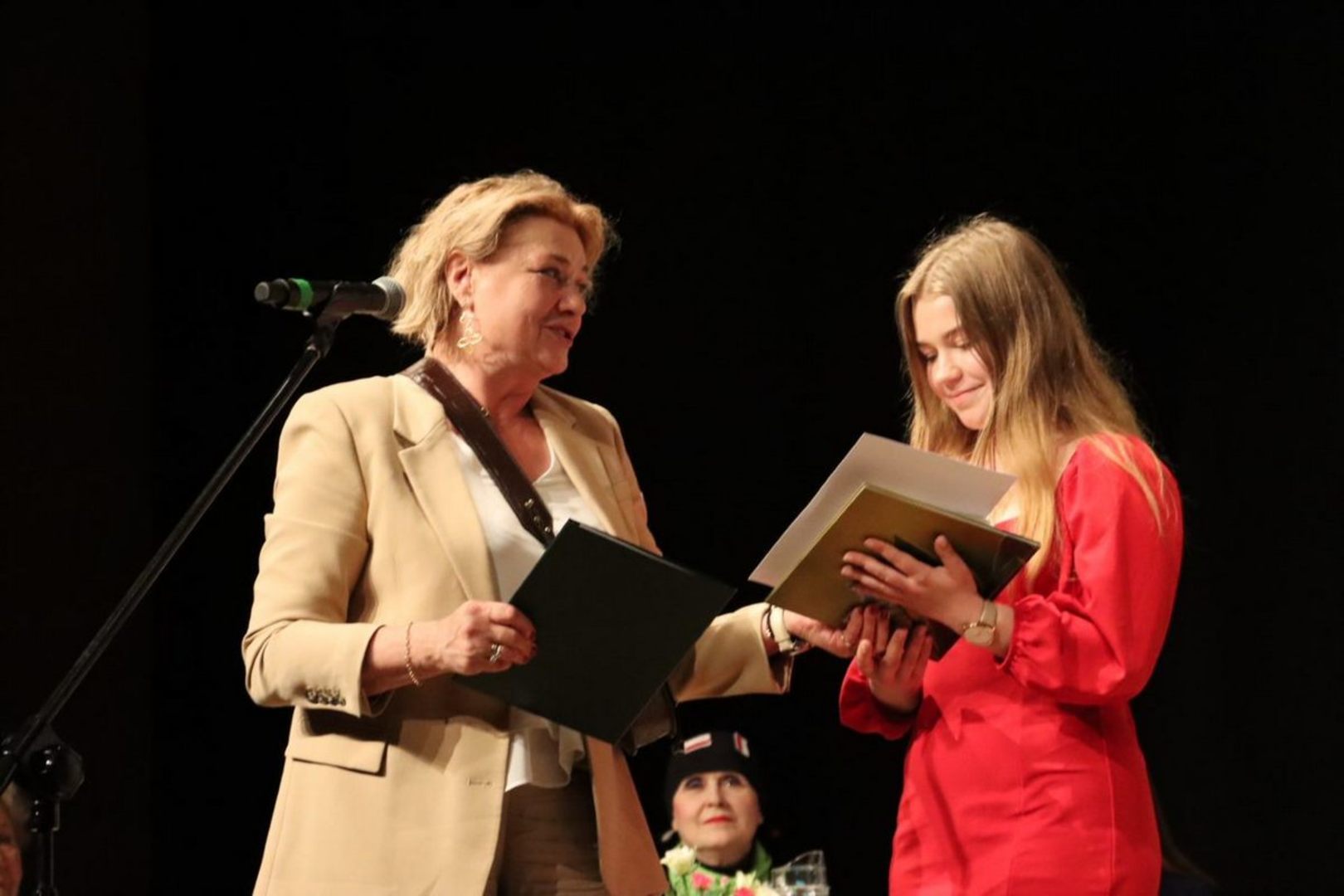 Nagrodę Kamili wręcza p. M. Ostrowska – Królikowska