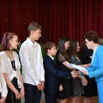 Lubelski Kurator Oświaty Pani Teresa Misiuk wręczająca uczniom dyplomy