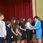 Lubelski Kurator Oświaty Pani Teresa Misiuk wręczająca uczniom dyplomy