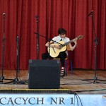 Uczennica grająca na gitarze