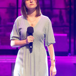 wokalistka śpiewa na scenie