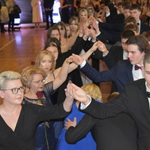 uczniowie i nauczyciele tańczący poloneza